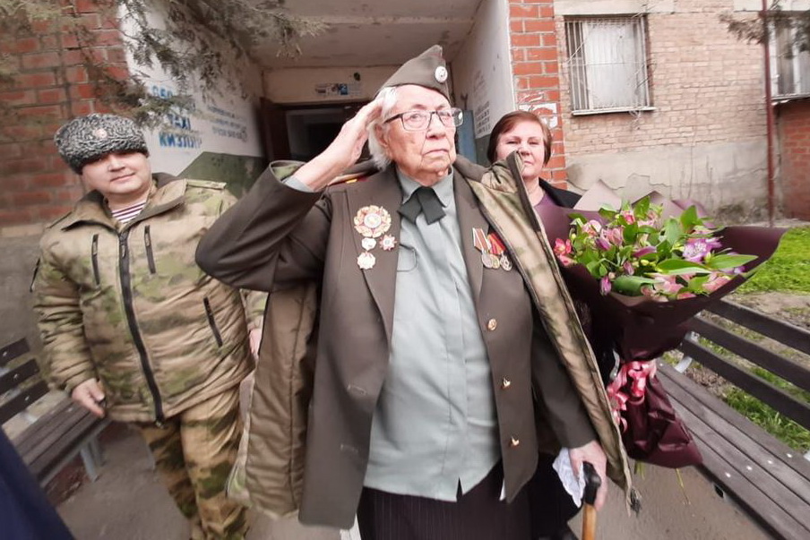 В Кизляре для ветерана Великой Отечественной провели персональный парад (ФОТО)