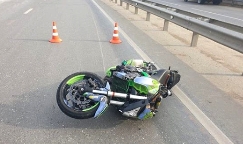 Мотоциклист погиб после наезда на пешехода