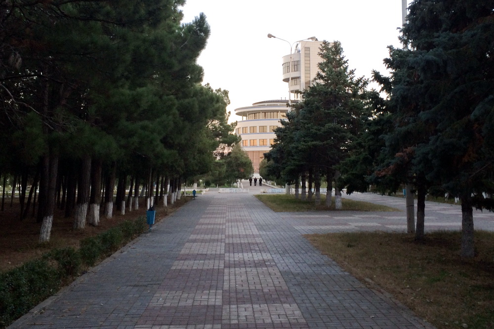 Власти Каспийска закрыли парковые зоны для прогулок