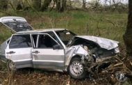 В Кизлярcком районе автомобиль врезался в дерево: погиб человек 