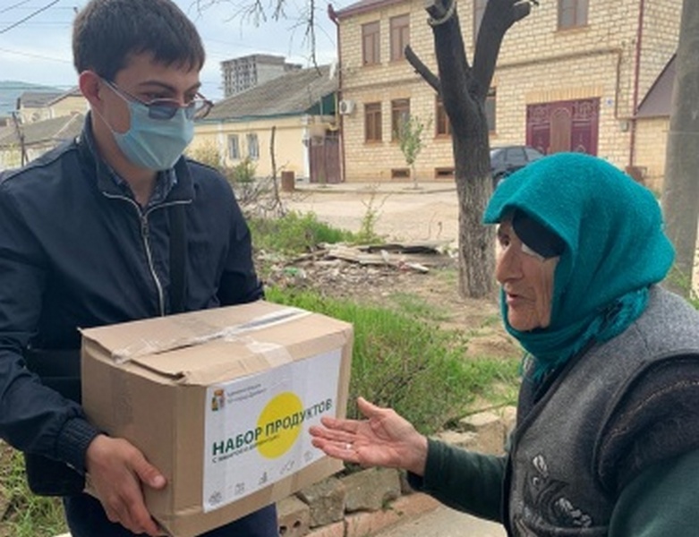Волонтеры доставляют продукты малоимущим жителям Дербента