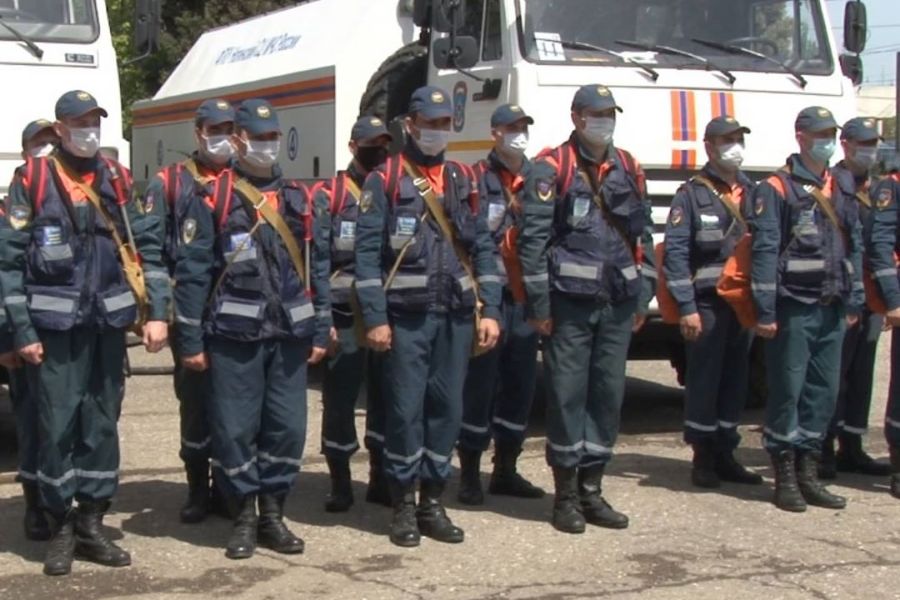 Специалисты из Ногинского спасательного центра МЧС России проводят дезинфекцию в городах Дагестана
