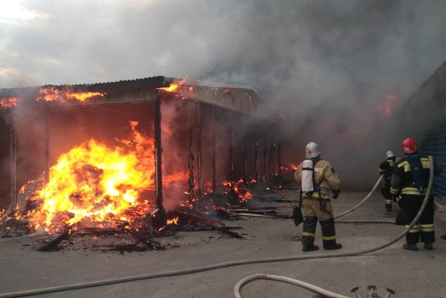 В Махачкале загорелся рынок у Южной автостанции (ФОТО)