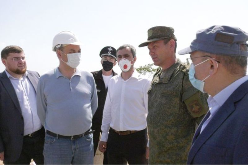 Вице-премьер Дагестана Инсаф Хайруллин посетил строящийся инфекционный центр в Дербенте