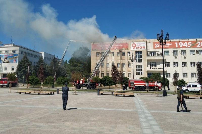 На главной площади Махачкалы горит здание Ростелекома (ФОТО)