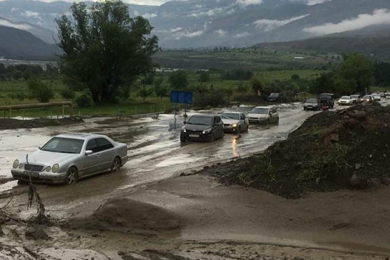Селевые потоки нарушили транспортное сообщение с тремя селами в Ахтынском районе