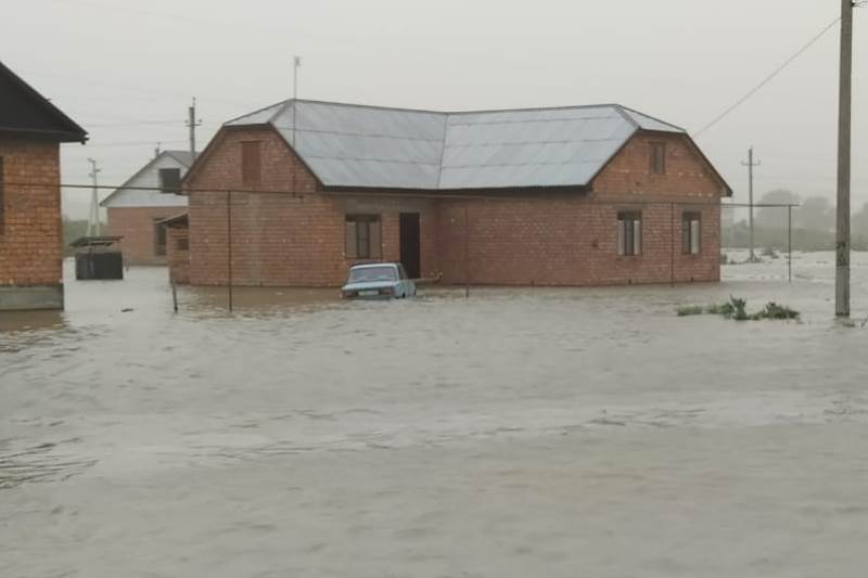 В селе Тарумовка вышедший из берегов пруд подтопил около 20 домов
