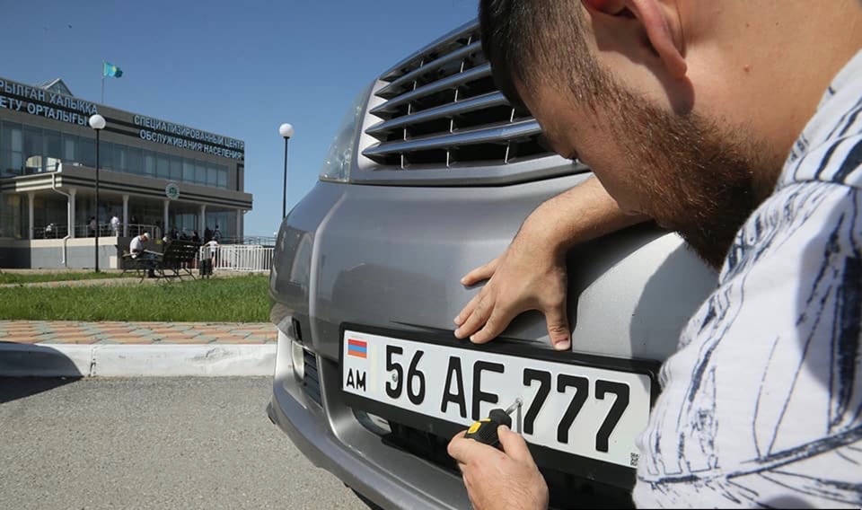 ГИБДД разъяснила, какие санкции грозят владельцам машин с армянскими номерами