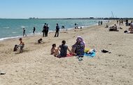 Туристы в Каспийске спасли двух тонущих девочек
