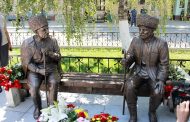 В центре Махачкалы открыт памятник двум дагестанским поэтам