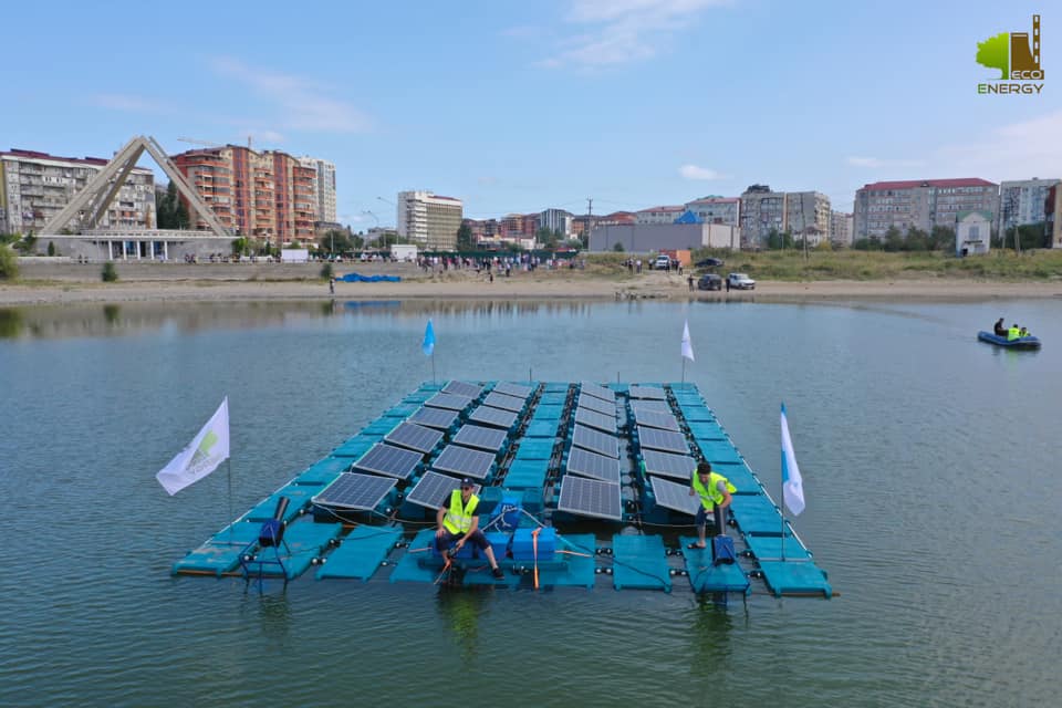 На озере Ак-Гёль запущена плавучая солнечно-аэрационная система