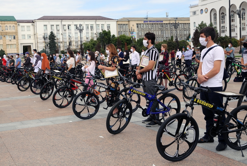 Волонтерам-медикам в Дагестане подарили велосипеды за вклад в борьбу с COVID-19