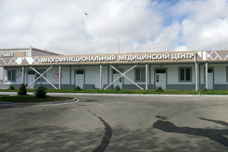 Новый медицинский центр в Каспийске заполнен больными с пневмонией