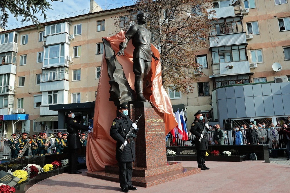 Амет-Хану Султану установили пятиметровый памятник в Крыму и бюст в Новокули