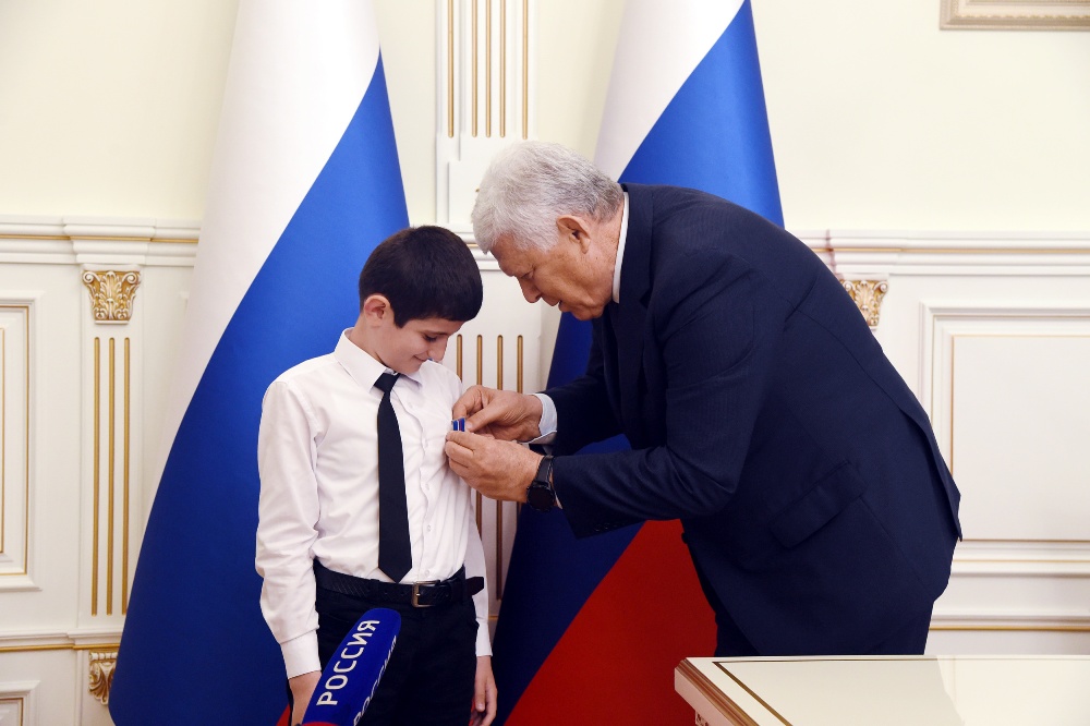 Совет Федерации наградил школьника из Дагестана за спасение своего дедушки