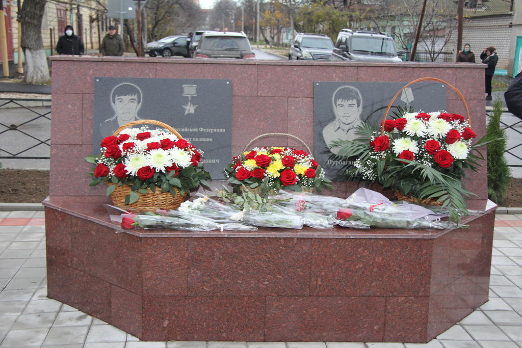 В Избербаше открыт мемориал в честь братьев Нурбагандовых