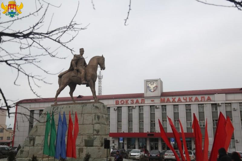 У памятника Махачу Дахадаеву прошел торжественный митинг