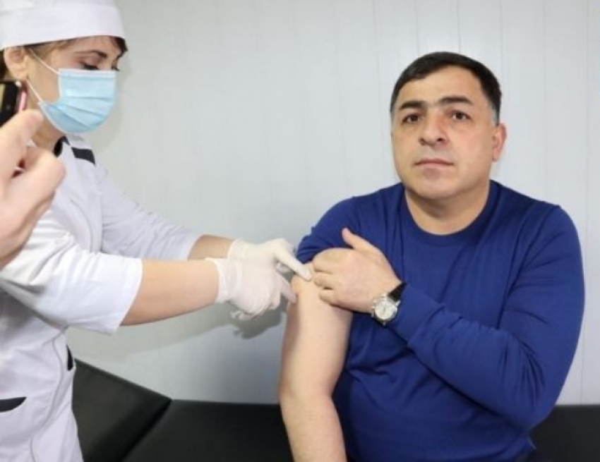 Главы Магарамкентского и Хасавюртовского районов прошли вакцинацию