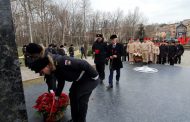 Участники оперативного сбора руководящего состава ВМФ возложили цветы к памятникам Воину-освободителю и Герою Советского Союза Магомеду Гаджиеву