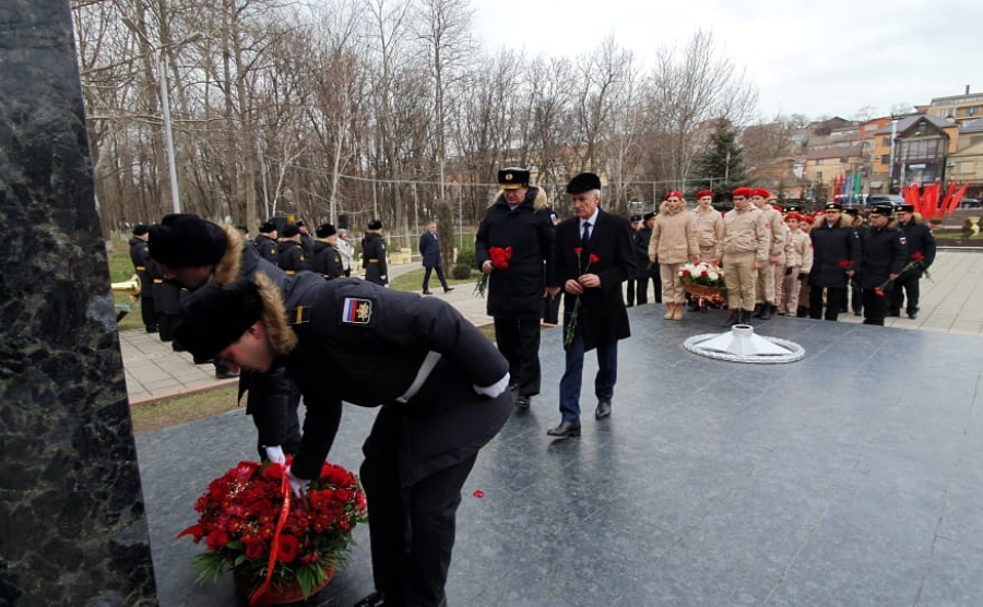 Участники оперативного сбора руководящего состава ВМФ возложили цветы к памятникам Воину-освободителю и Герою Советского Союза Магомеду Гаджиеву