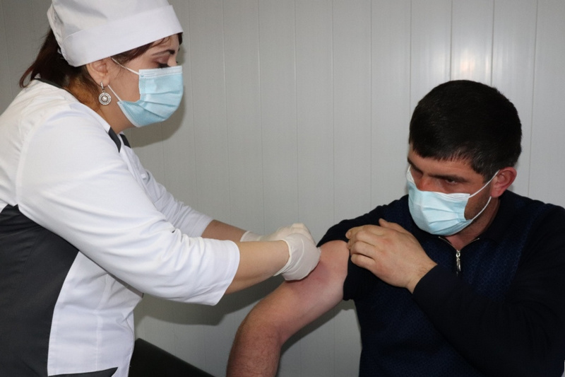 В Докузпаринском районе работники администрации и учреждений проходят вакцинацию