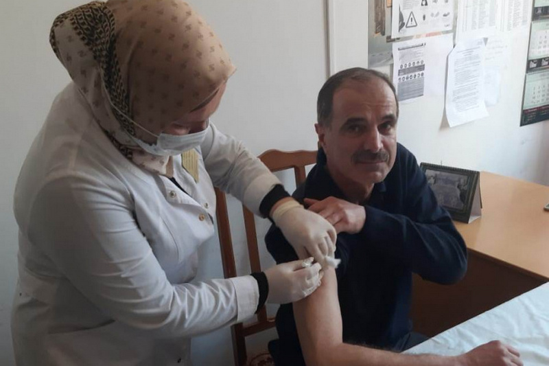 Работники здравоохранения Хасавюртовского района проходят второй этап вакцинации от COVID-19