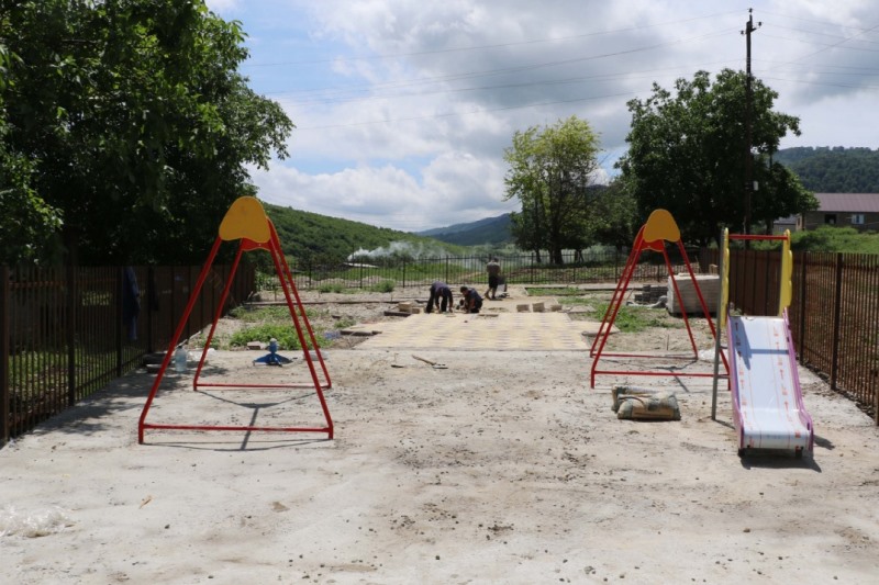 В трех селах Кайтагского района ремонтируют общественные территории