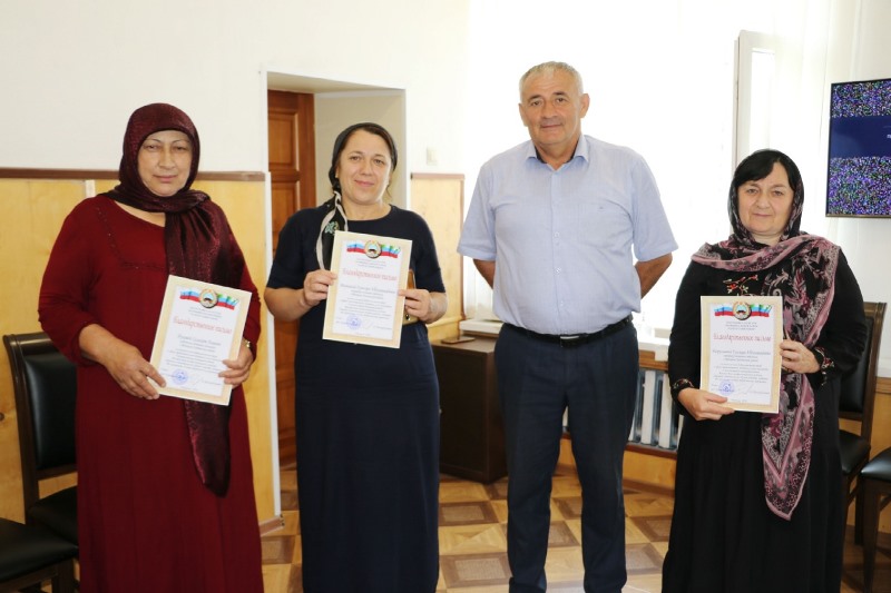Работников почтового отделения Кайтагского района наградили благодарственными грамотами