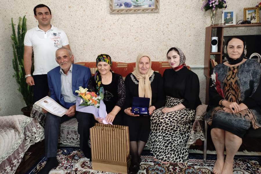 Две семьи Казбековского района награждены медалями «За любовь и верность»