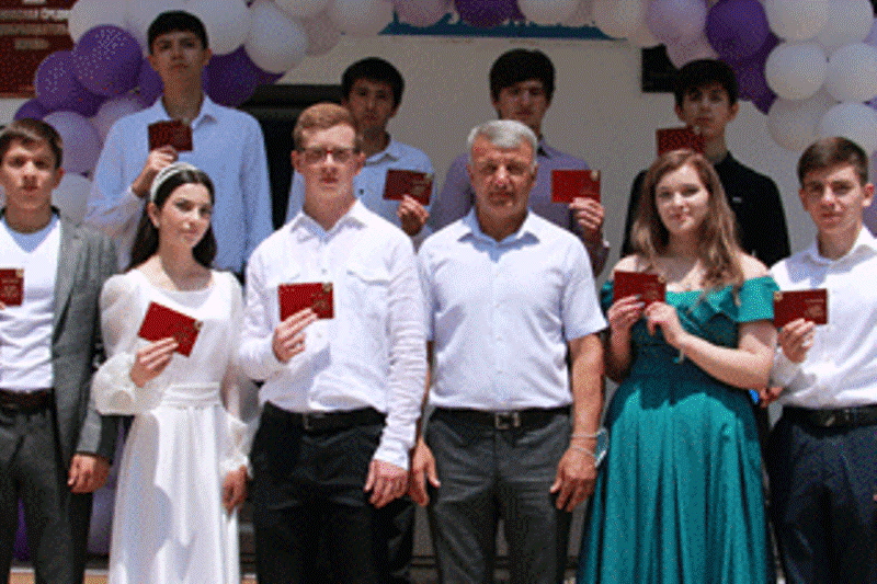 Выпускникам Лакского района вручили знаки отличия ГТО и личные книжки волонтера