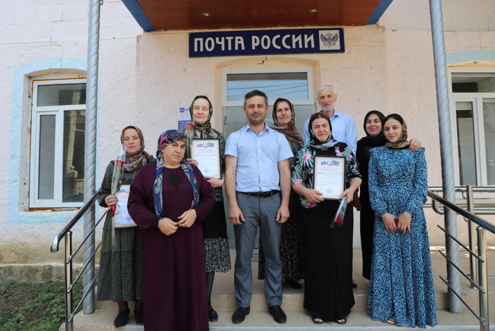 Глава Ботлихского района поздравил работников отделений почтовой связи с профессиональным праздником