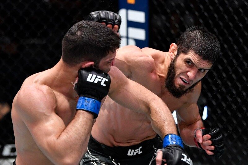 Ислам Махачев досрочно победил Тиаго Мойзеса в главном бою турнира UFC Vegas 31