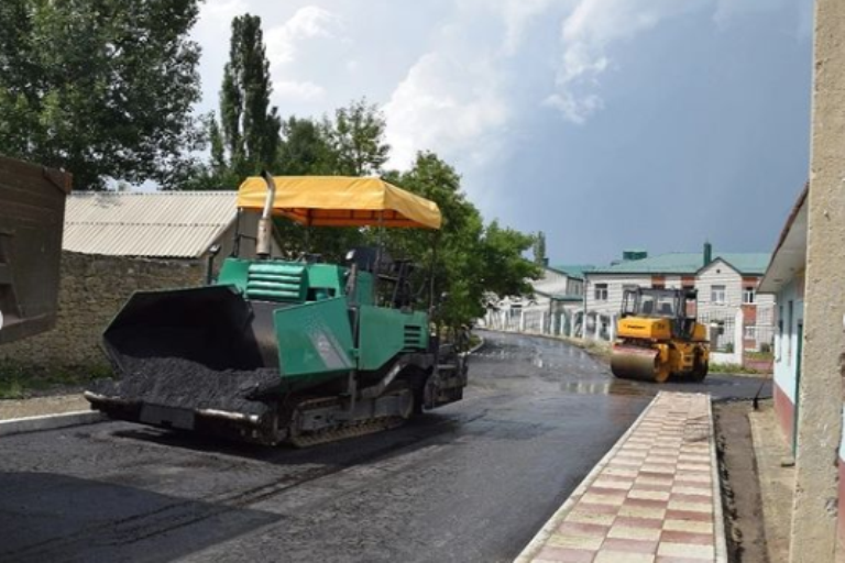 В селе Вачи ремонтируют дорогу, ведущую к больнице и школе