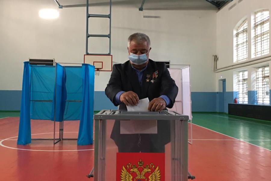 В Кизляре первым на выборах проголосовал ополченец Ахмед Саламов