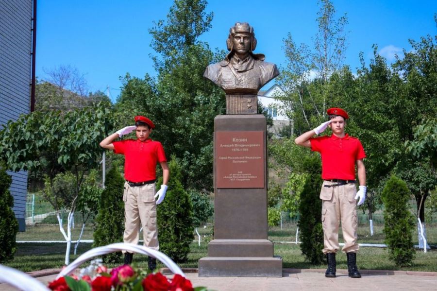 Сергей Меликов возложил цветы к памятнику Герою России Алексею Козину