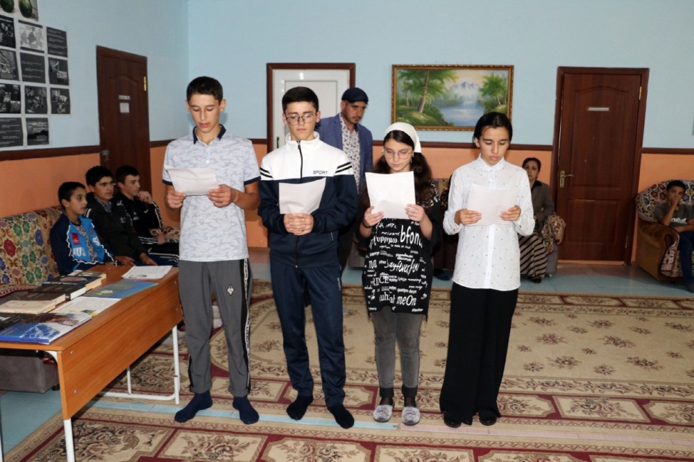Школьники в Кайтагском районе почтили память поэта Расула Гамзатова