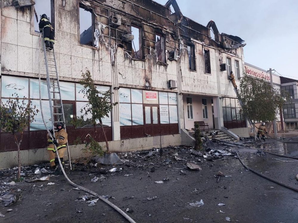 В Хасавюрте сгорела гостиница, погибли два человека, еще один обгорел полностью
