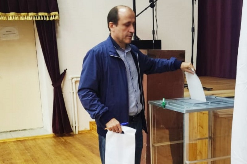 Глава Кайтагского района проголосовал на выборах в Госдуму и Народного собрания