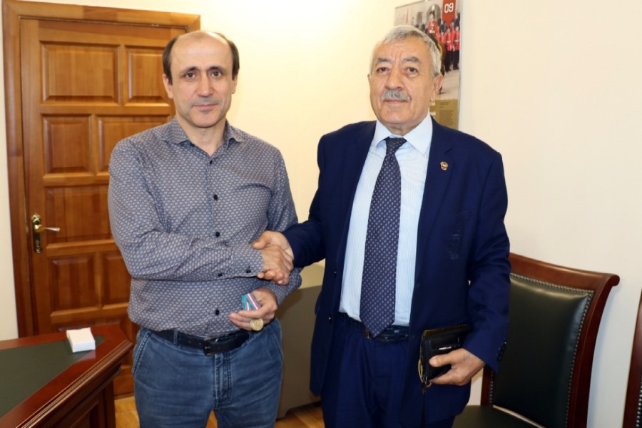 Алим Темирбулатов получил медаль за укрепление дружбы между народами Дагестана и Азербайджана