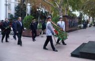 Глава Дагестана возложил цветы к памятнику погибшим полицейским