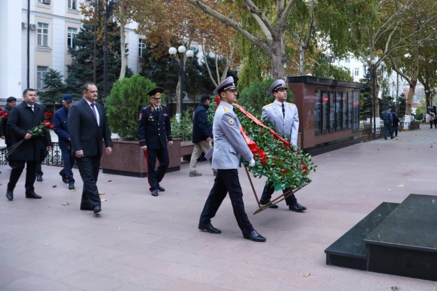 Глава Дагестана возложил цветы к памятнику погибшим полицейским