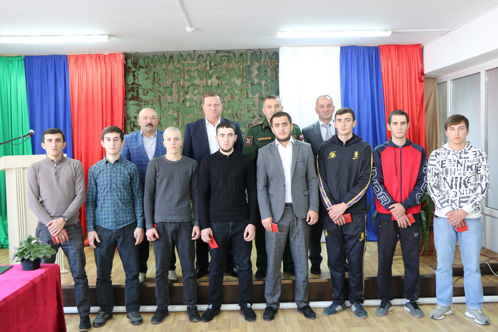 В Казбековском районе торжественно проводили призывников в армию