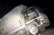 Дагестанский дальнобойщик уже две недели живет в застрявшем в кювете грузовике