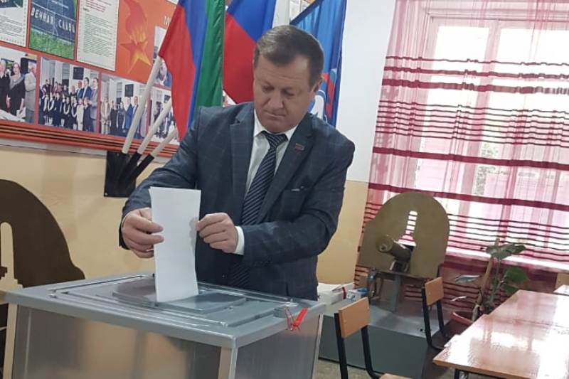 Председатель собрания депутатов Казбековского района проголосовал во второй день выборов