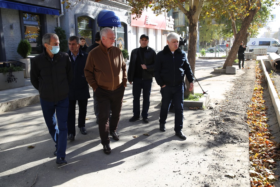 Абдулпатах Амирханов проверил ход реконструкции улицы Коркмасова в Махачкале