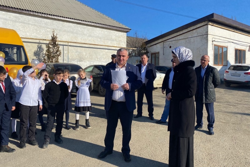 Глава Казбековского района вручил ключи от автобуса директору школы села Калининаул