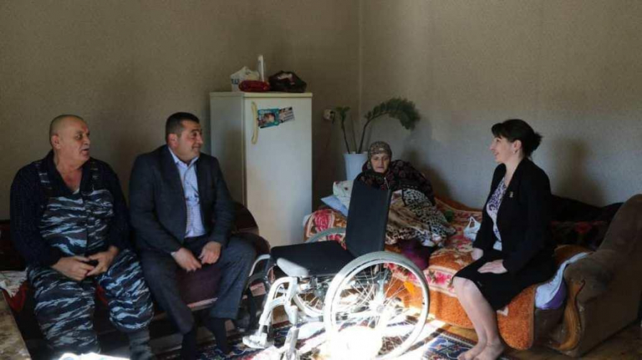 Чиновники Магарамкентского района навестили людей с ограниченными возможностями