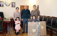 Алим Темирбулатов в рамках акции «Елка желаний» вручил двум девочкам подарки мечты