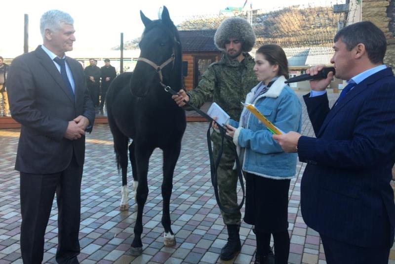 Школьница из Кизилюртовского района получила в подарок лошадь после письма Путину