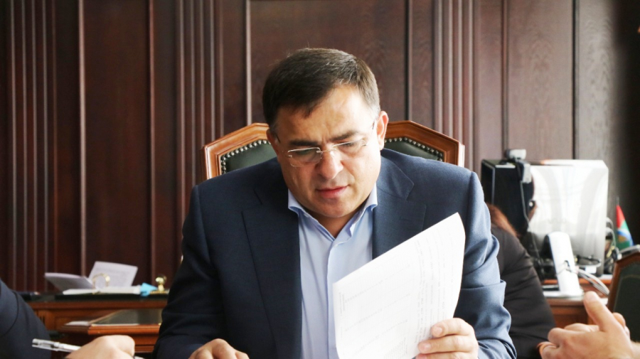 Темпы вакцинации, нацпроекты и другие вопросы обсудил глава Магарамкентского района на совещании
